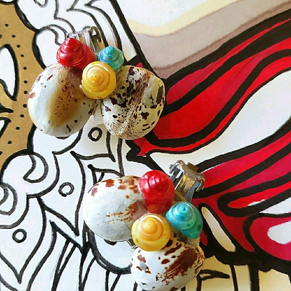 Vintage Tiki Seashell Earrings Clip ons Bright - Picture 1 of 4